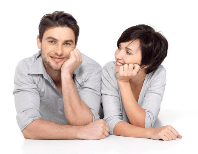 Hombre y mujer satisfechos después de un tratamiento de prostatitis con cápsulas de Prostamin
