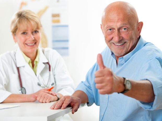 un hombre está satisfecho con el nombramiento de pastillas para la prostatitis