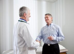 médico y paciente satisfecho prostatitis curada