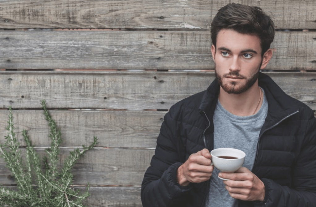 hombre bebiendo té para prevenir la prostatitis