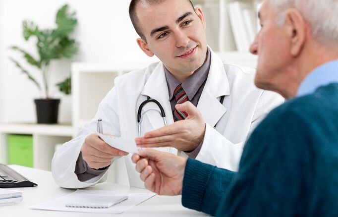 médico prescribe medicamentos para la prostatitis
