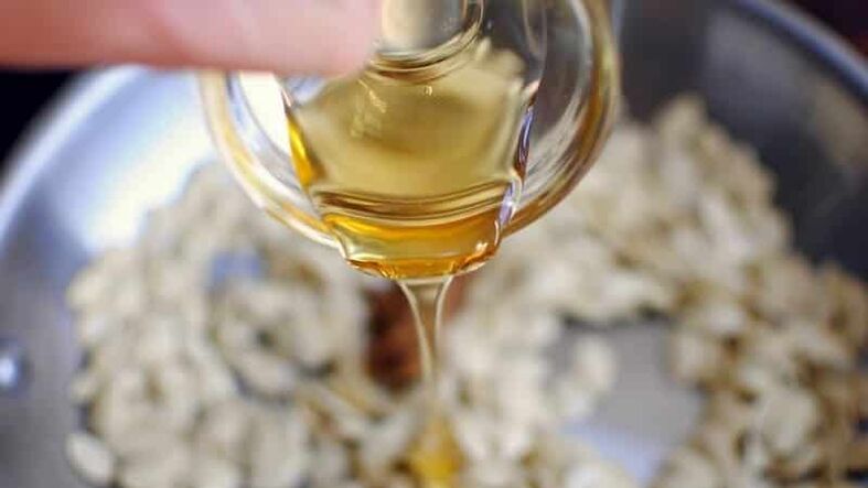 La miel duplica el efecto curativo de las semillas de calabaza, aliviando los síntomas de la prostatitis. 