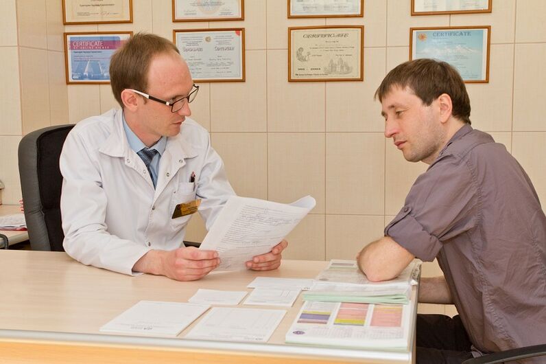 Prostatitis paciente en la recepción de un especialista