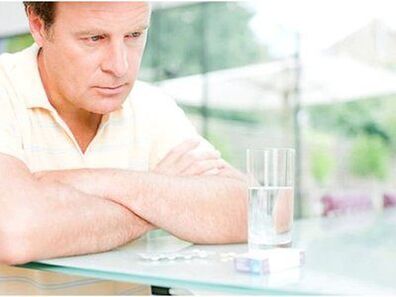 Un anciano está siendo tratado por prostatitis.